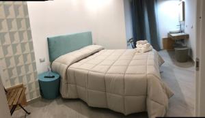 Zimmer mit Kingsize-Bett und Balkon