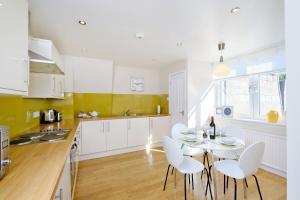 Home from Home Aberdeen-Spacious West End Apartment-Free Parking-Near ARI & City Centre