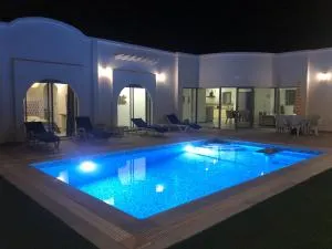 VILLA NOUR DJERBA plain pied haut de gamme piscine proche de la plage - 塔格梅斯