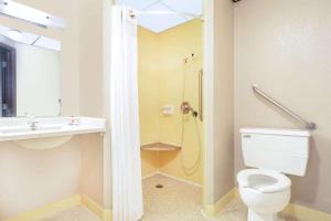 Queen Room - Mobility Access/Non-Smoking room in Super 8 by Wyndham Glenwood