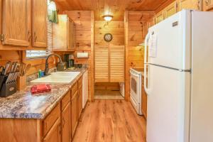 EASY LIVIN - SECLUDED FAMILY LOG CABIN