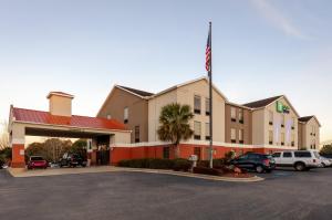 Holiday Inn Express & Suites Milton East I-10, an IHG Hotel