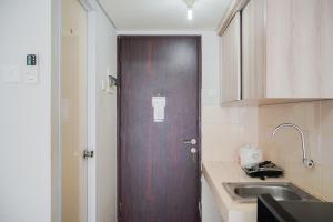Chic Studio at Serpong Green View Apartment By Travelio