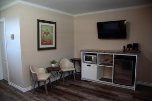 CARLETON INN & COTTAGES