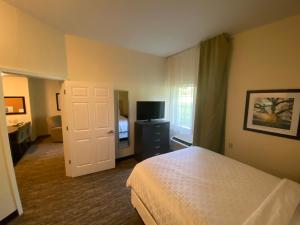 King Suite - Non-Smoking room in Candlewood Suites Hattiesburg an IHG Hotel