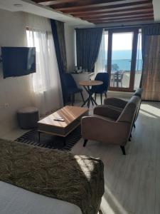 Luxury Triple Room room in AKCAKOCA EFTELYA BUTİK OTEL