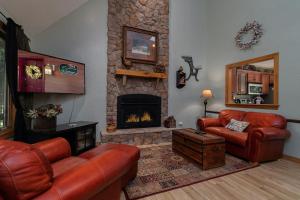 Woodsong Cottage - Charming 2BR Secluded Cottage Near Branson on 40 Acres Hot Tub Foosball Table, Ferienhäuser Blue Eye - big - 6