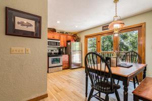 Woodsong Cottage - Charming 2BR Secluded Cottage Near Branson on 40 Acres Hot Tub Foosball Table, Ferienhäuser Blue Eye - big - 7