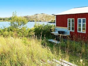 Five-Bedroom Holiday home in Kvenvær