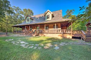 Broken Bow Retreat on 2 Acres with Hot Tub and Deck!