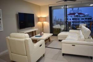 BEACH Luxury Upmarket 2B 2B OCEAN VIEWS 250m to BUDDINA BEACH!