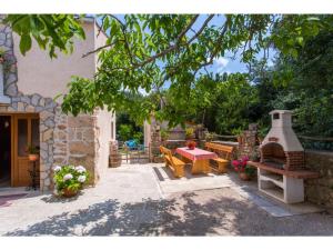 Peaceful Getaway in Polje with Garden