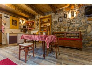 Peaceful Getaway in Polje with Garden