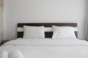 Pleasant 1BR Apartment with Sofa Bed at Dago Suites By Travelio