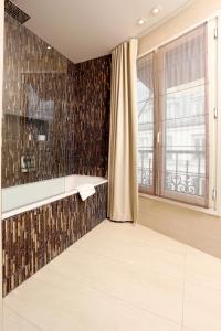 Suite room in Hôtel Elysées Paris