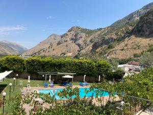 Sezars - Niko & Mimoza Qesari