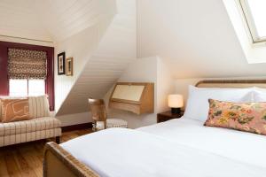 Cozy Queen with Detached Bath room in Life House Nantucket