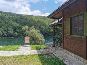 Brvnara na obali reke Drine