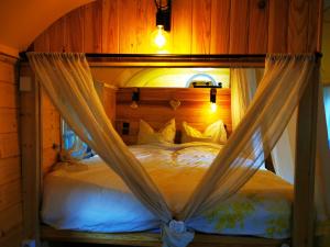 B&B / Chambres d'hotes La Maison des Oiseaux. Roulotte : Chambre Double - Vue sur Jardin