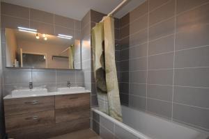 Maisons de vacances VAUJANYLOCATIONS - Domaine du Patre : photos des chambres