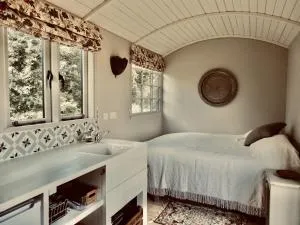 The Oaks Glamping - Jasper's Shepherds Hut - Gateley