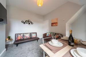 3 Bedroom Hull Sleeps 6 Glam Contractor & Leisure & Families Close to Clough Rd