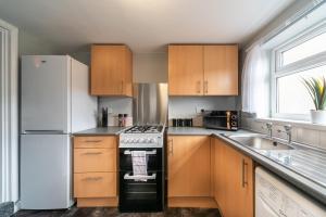 3 Bedroom Hull Sleeps 6 Glam Contractor & Leisure & Families Close to Clough Rd