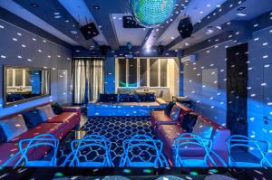 Party luxury 3BR sea view apartment in Arcadia