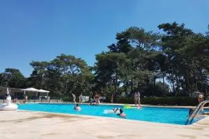 " CasitaCuriosa " chalet op camping met buitenzwembad - Mol