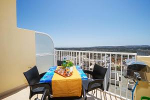 Summer Breeze Apartment with panoramic terrace - by Getawaysmalta - 4hvězdičkové hotely ve městě Mellieħa
