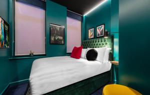 Petite room in Hux Hotel Kensington