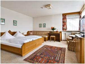 Deluxe Triple Room with Balcony room in Hotel Garni Mössmer