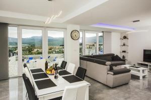 Holiday home Leko with outdoor pool and hot tub , can fit 22 people 