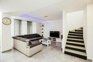 Holiday home Leko with outdoor pool and hot tub , can fit 22 people 