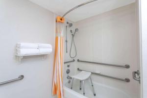 Double Room with Two Double Beds - Disability Access room in La Quinta by Wyndham Jacksonville Butler Blvd