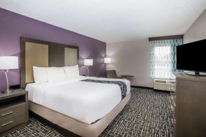 Deluxe King Suite room in La Quinta Inn by Wyndham Davenport & Conference Center