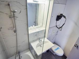 Hotels Kyriad Direct Bron Lyon Eurexpo : Chambre Triple avec 1 Lit Double et 1 Lit Simple - Occupation simple