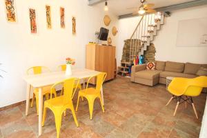 LovelyStay - Yellow Submarine House