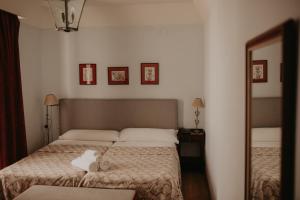 Twin Room room in Hotel Posada de Valdezufre