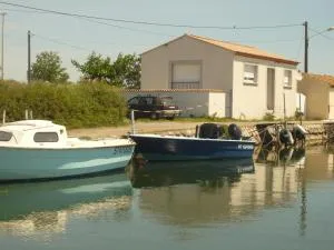 La petite maison au bord du canal T2 - 3étoiles - - 弗龙蒂尼昂