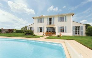 Maisons de vacances Nice home in LAiguillon Sur Vie with 4 Bedrooms and Outdoor swimming pool : photos des chambres