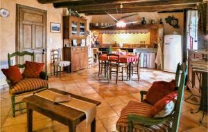 Maisons de vacances Beautiful Home In La Bastide Dengras With Wifi, Private Swimming Pool And Outdoor Swimming Pool : photos des chambres