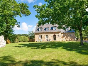 Maisons de vacances Quaint Holiday Home in Logonna Daoulas near Sea : photos des chambres