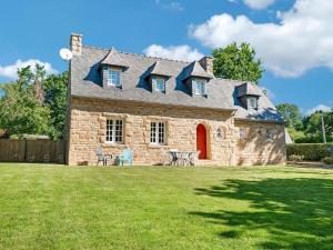 Maisons de vacances Quaint Holiday Home in Logonna Daoulas near Sea : photos des chambres