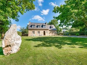 Maisons de vacances Quaint Holiday Home in Logonna Daoulas near Sea : photos des chambres