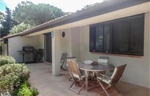 Maisons de vacances Nice Home In Vias With Wifi, Private Swimming Pool And Outdoor Swimming Pool : photos des chambres