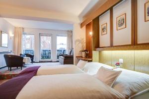 Room #6397519 room in Centro Hotel Consul by INA