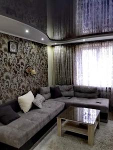 Здається подобово 3кімнатна квартира з wifi i екслюзивним ремонтом,є кімната гардероб,спальня і кімната,санвузол і ванна також парковочне 