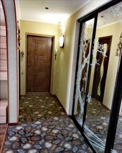 Здається подобово 3кімнатна квартира з wifi i екслюзивним ремонтом,є кімната гардероб,спальня і кімната,санвузол і ванна також парковочне 