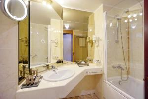 Room #26322729 room in Hotel Aro Palace